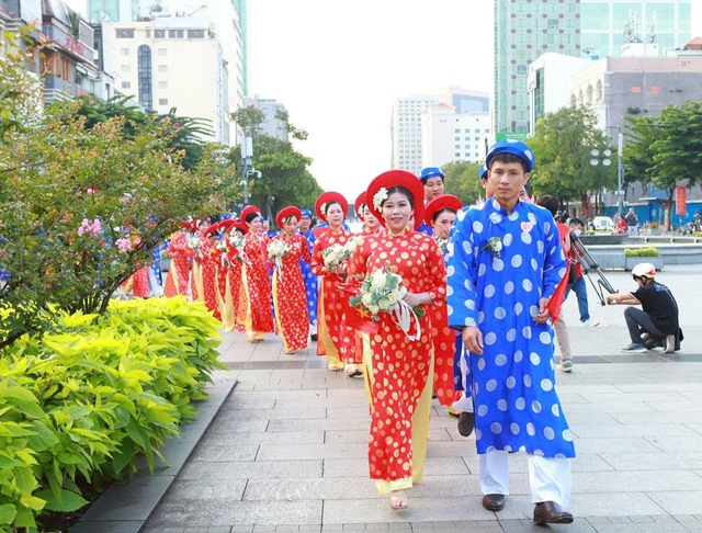 Độc đáo 50 cô dâu, chú rể di chuyển bằng metro, buýt đường sông trong lễ cưới- Ảnh 1.