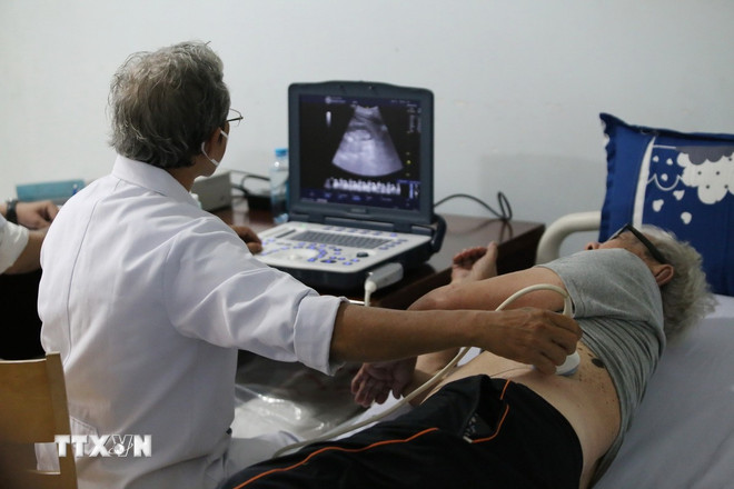 Health check-up for the elderly at Tam An Nursing Home, Ho Chi Minh City. (Photo: Dinh Hang/VNA) ttxvn-tp-ho-chi-minh-cham-soc-suc-khoe-nguoi-cao-tuoi-2.jpg