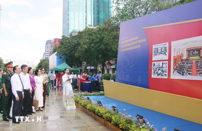 Đại biểu tham quan Triển lãm. (Ảnh: Thu Hương/TTXVN) ttxvn-trien-lam-anh-chao-mung-dai-hoi-dai-bieu-dang-bo-tp-ho-chi-minh-0310-2.jpg