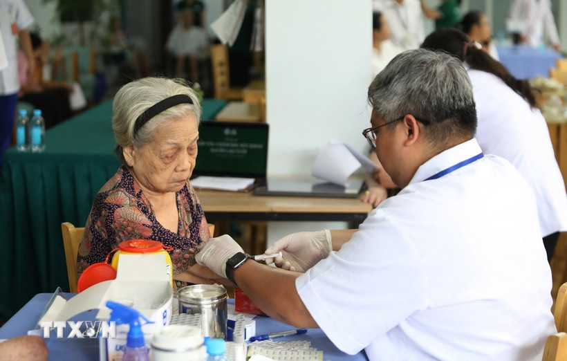 Elderly people at Tam An Nursing Home (Ho Chi Minh City) receive health check-ups. (Photo: Dinh Hang/VNA)