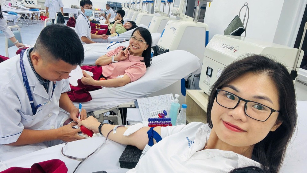 Lawyers donate blood at Cho Ray Hospital. Photo: YC doan-luat-su.jpg