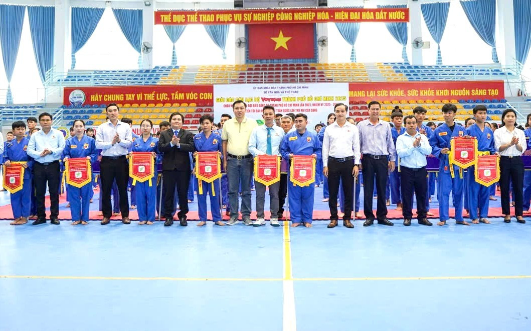 Perwakilan menyampaikan bendera cenderamata kepada 14 unit yang mengambil bahagian dalam Kejohanan Kelab Vovinam Bandar Ho Chi Minh 2025 02.jpg