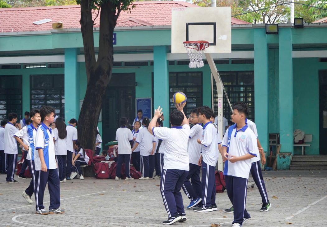 ホーチミン市、休み時間中の携帯電話使用制限を実施する16校の試験的学校のリストを発表