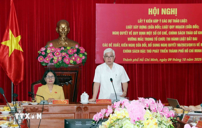 Mr. Nguyen Van Loi (right), Head of the National Assembly Delegation of Ho Chi Minh City, chaired the Conference. (Photo: Xuan Khu/VNA) ttxvn-0910-thanh-pho-ho-chi-minh-du-an-luat-2.jpg