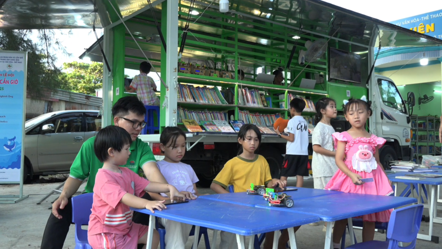 HCMC: Unik digital bibliotekbil, en kunnskapsbro til barn i forstadsområder - Bilde 1.