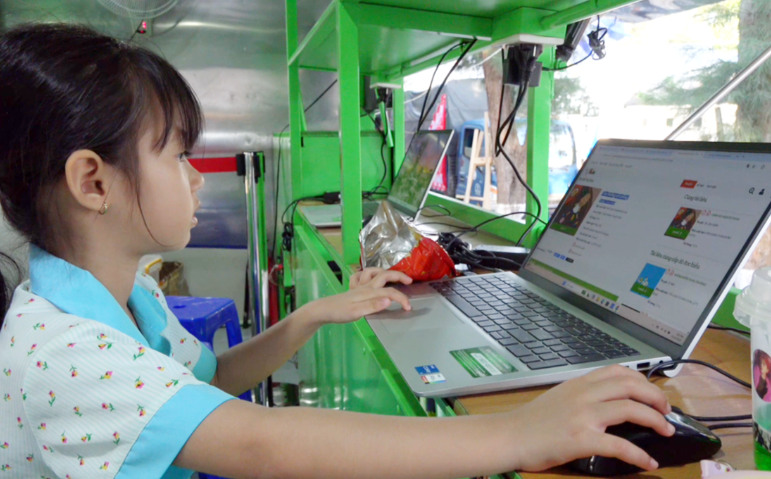 TPHCM: Độc đáo xe thư viện số, cầu nối tri thức đến trẻ vùng ven