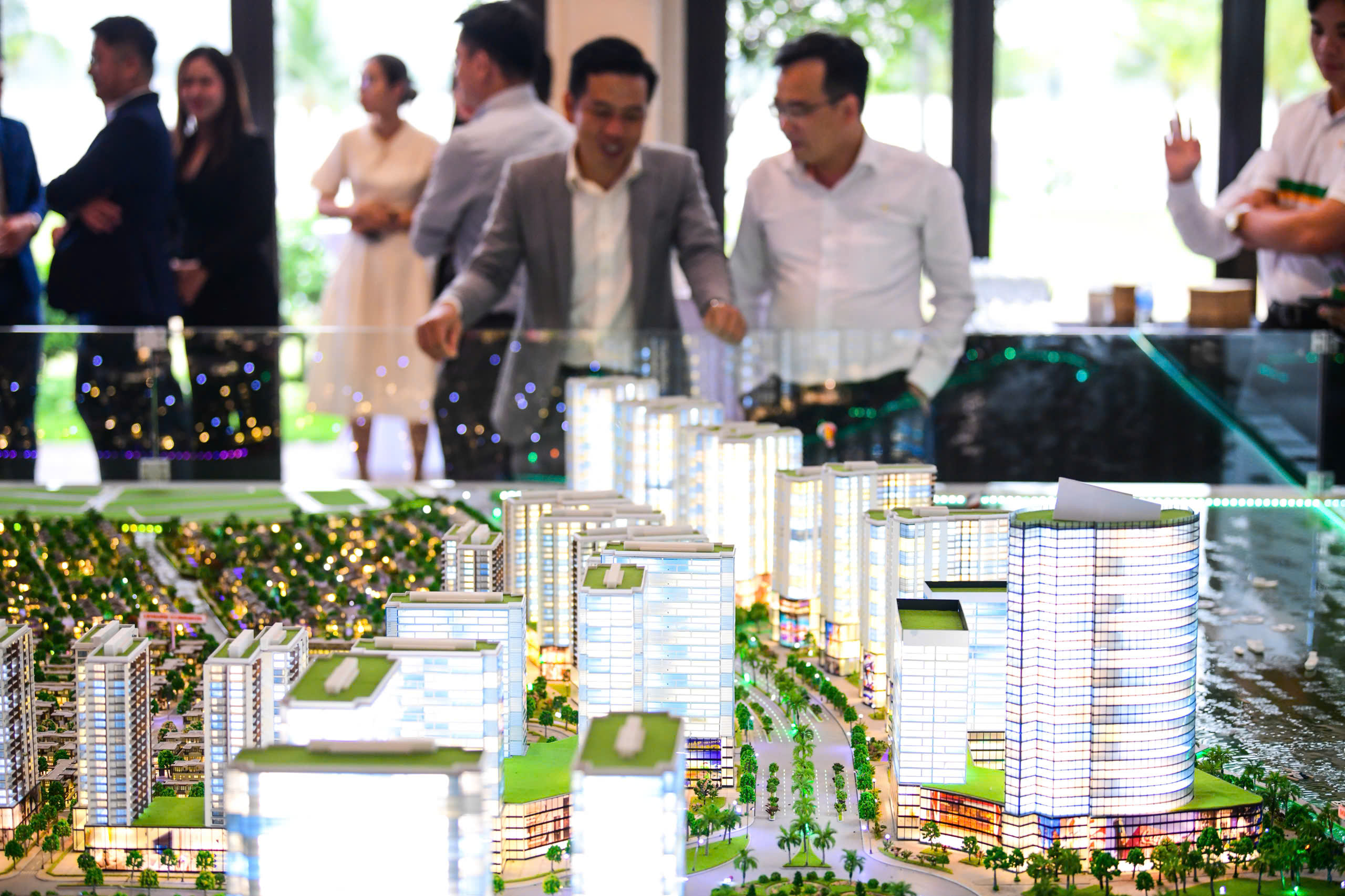 Sở Xây dựng TP.HCM: Doanh nghiệp bất động sản không được ủy quyền đặt cọc, mua bán - Ảnh 1.