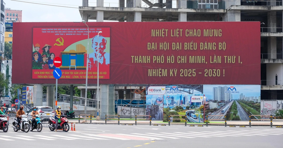 Màn hình LED cỡ lớn rực sáng khắp trung tâm TP.HCM chào mừng Đại hội Đảng bộ thành phố