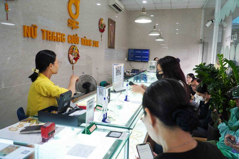 Người dân khi mua vàng có giá trị từ 20 triệu đồng trở lên phải thực hiện chuyển khoản. Ảnh: Hạ Mây