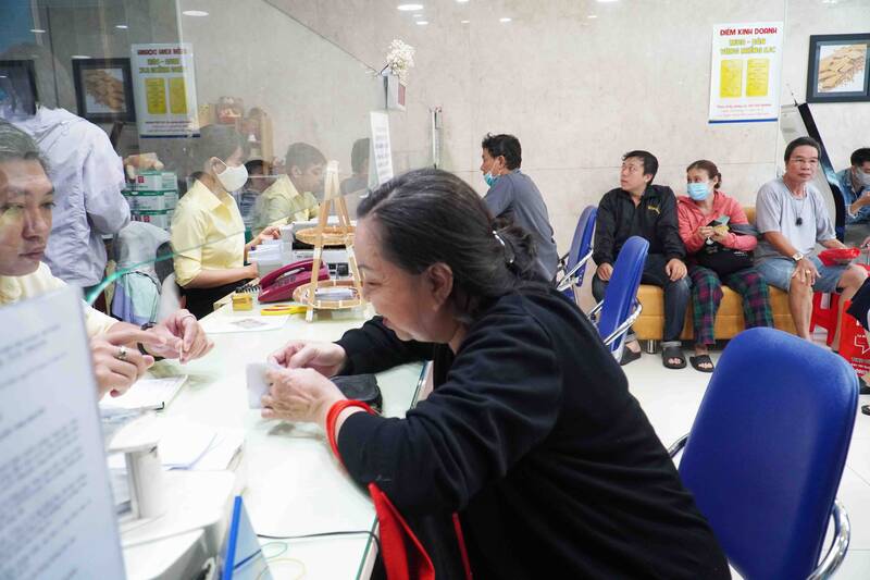 Doanh nghiệp ở TPHCM áp dụng quy định mới khi mua bán vàng