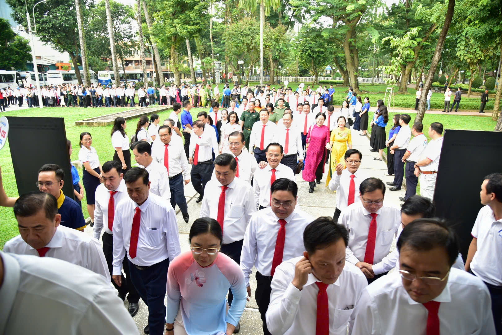 Bí thư Trần Lưu Quang cùng đoàn đại biểu TP.HCM tham quan metro số 1 trước thềm đại hội Đảng - Ảnh 2.