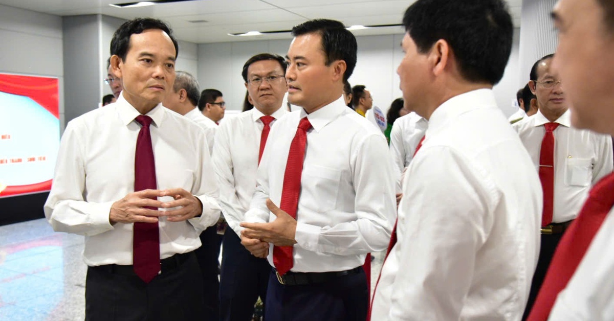 Bí thư Trần Lưu Quang cùng đoàn đại biểu TP.HCM tham quan metro số 1 trước thềm đại hội Đảng