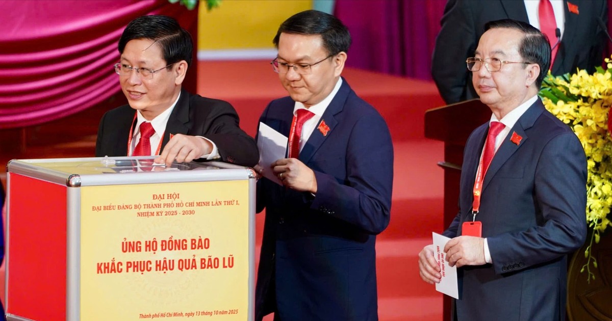 Đại biểu dự Đại hội Đảng bộ TPHCM lần thứ I ủng hộ đồng bào khắc phục hậu quả bão lũ