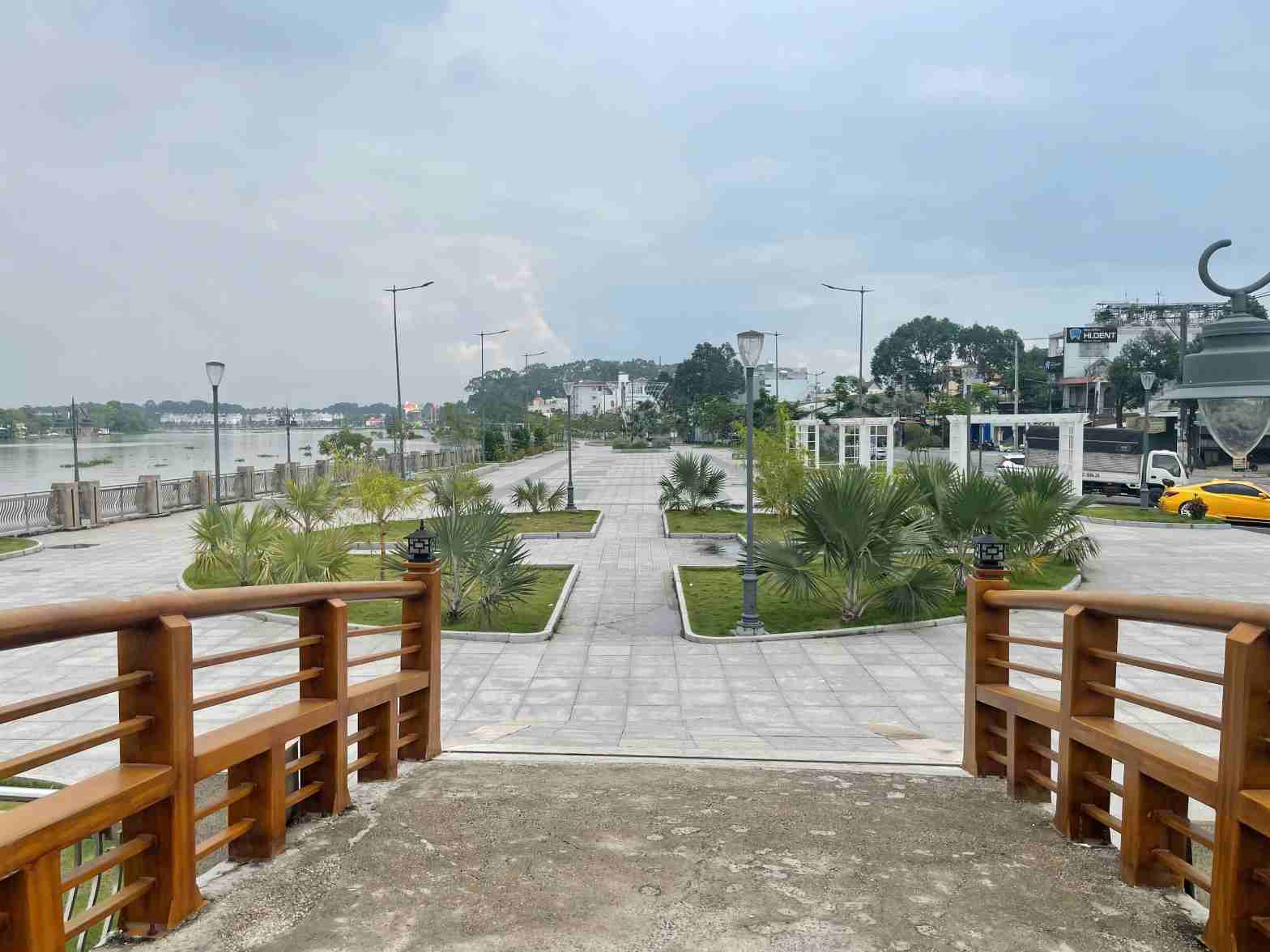Những khu vực có không gian rộng dọc sông sẽ được thiết kế xây dựng công viên. Ảnh: Đình Trọng