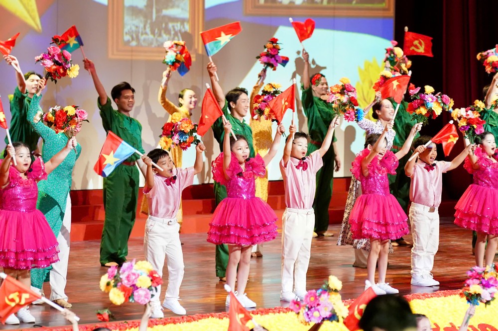 VAN-NGHE-CHAO-MUNG-DAI-HOI-1.jpg