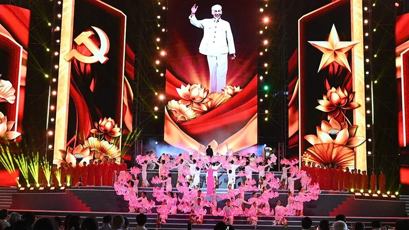 Chương trình nghệ thuật mừng Đại hội đại biểu Đảng bộ Thành phố Hồ Chí Minh “Dưới ánh sáng quang vinh”