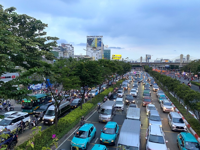 TP HCM: Sớm công khai lộ trình chuyển đổi phương tiện giao thông xanh - Ảnh 1.