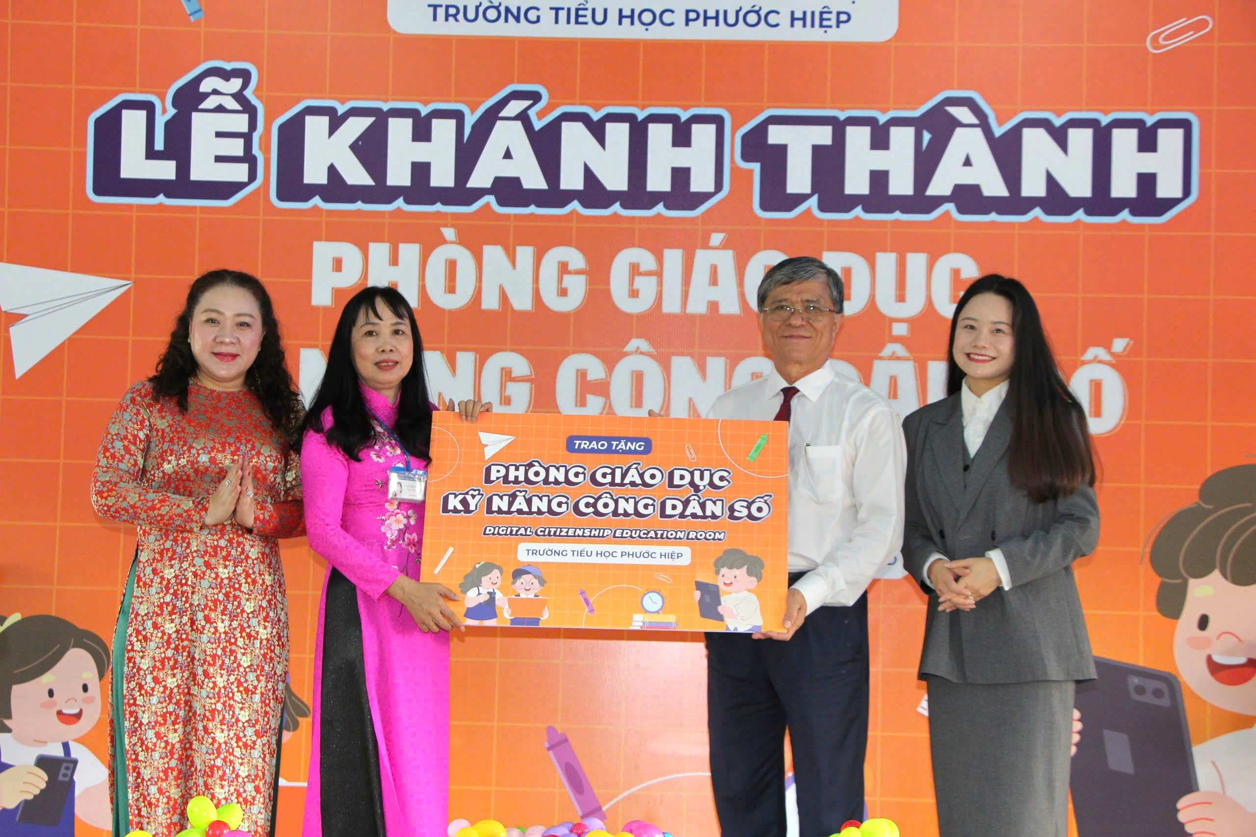 100% học sinh TP.HCM sẽ được học tập trong môi trường số- Ảnh 1. 100% học sinh TP.HCM sẽ được học tập trong môi trường số - Ảnh 1.