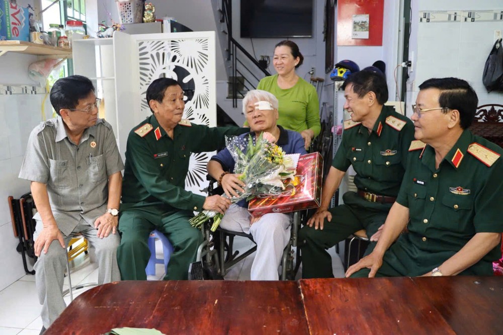 សមាគមជួយឧបត្ថម្ភគ្រួសារយុទ្ធជនពលី និងយុទ្ធជនពិការ និងនាយឧត្តមសេនីយ៍យោធានៅទីក្រុងហូជីមិញ បានចុះសួរសុខទុក្ខ និងផ្តល់អំណោយដល់គ្រួសារយោធិនដែលរងរបួសធ្ងន់ធ្ងរ។ P6a.jpg