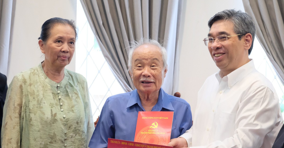 Lãnh đạo TP.HCM thăm nhà các văn nghệ sĩ và nghệ sĩ ở Trung tâm dưỡng lão Thị Nghè