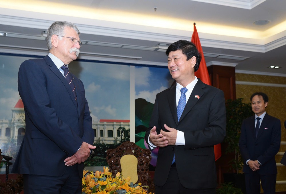 Chairman of the Ho Chi Minh City People's Council Vo Van Minh expressed his hope that more and more Hungarian enterprises would come to invest and develop production and business in Ho Chi Minh City. Photo: TRAN LINH chu-tich-quoc-hoi-Hungary-10.jpg