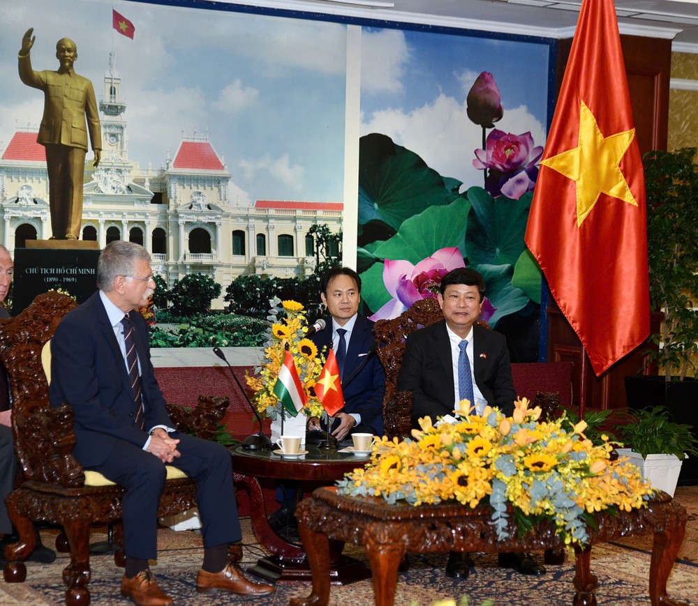 Chairman of the Ho Chi Minh City People's Council Vo Van Minh talks with Chairman of the Hungarian National Assembly Kover Laszlo at the meeting. Photo: TRAN LINH chu-tich-quoc-hoi-Hungary-2.jpg