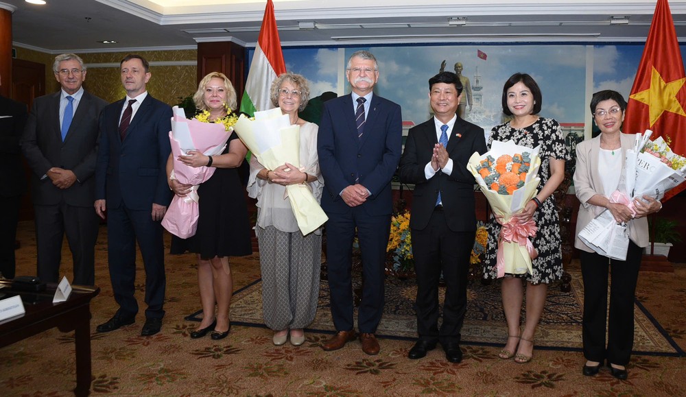 Chairman of the Ho Chi Minh City People's Council Vo Van Minh and Chairman of the Hungarian National Assembly Kover Laszlo presented flowers to congratulate International Women's Day October 20 to female delegates attending the meeting. Photo: TRAN LINH chu-tich-quoc-hoi-Hungary-6.jpg