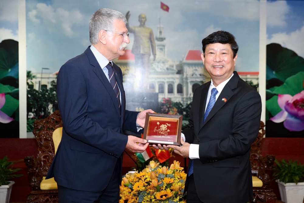 Chairman of the Ho Chi Minh City People's Council Vo Van Minh presents a souvenir to Chairman of the Hungarian National Assembly Kover Laszlo. Photo: TRAN LINH chu-tich-quoc-hoi-Hungary-9.jpg