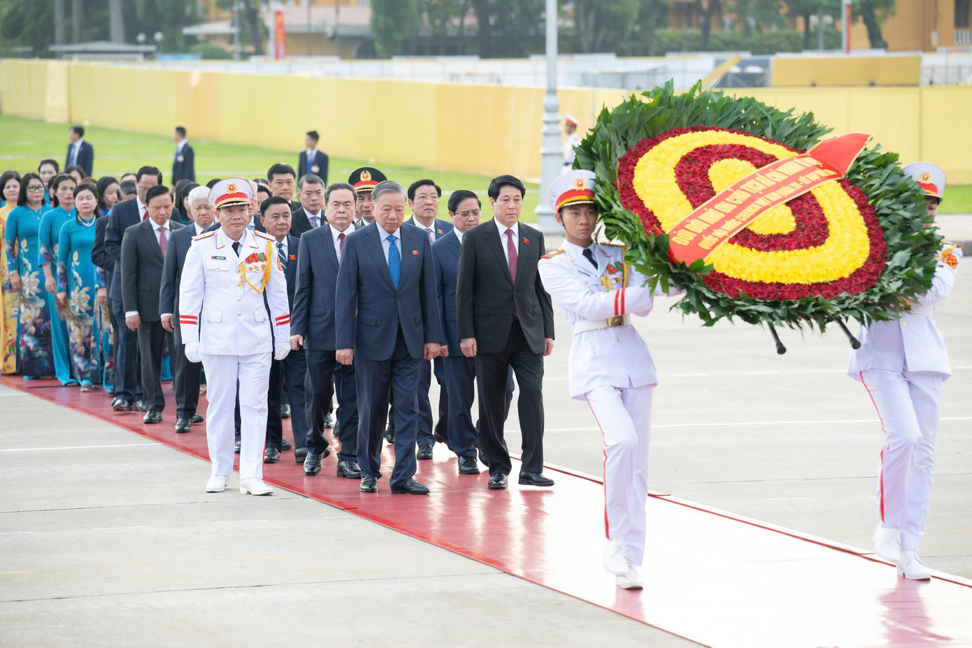 Các đồng chí lãnh đạo Đảng, Nhà nước, Mặt trận Tổ quốc Việt Nam và các đại biểu Quốc hội đặt vòng hoa, vào Lăng viếng Chủ tịch Hồ Chí Minh trước giờ khai mạc Kỳ họp thứ 10, Quốc hội khóa XV. Ảnh: Quốc hội 1.jpg