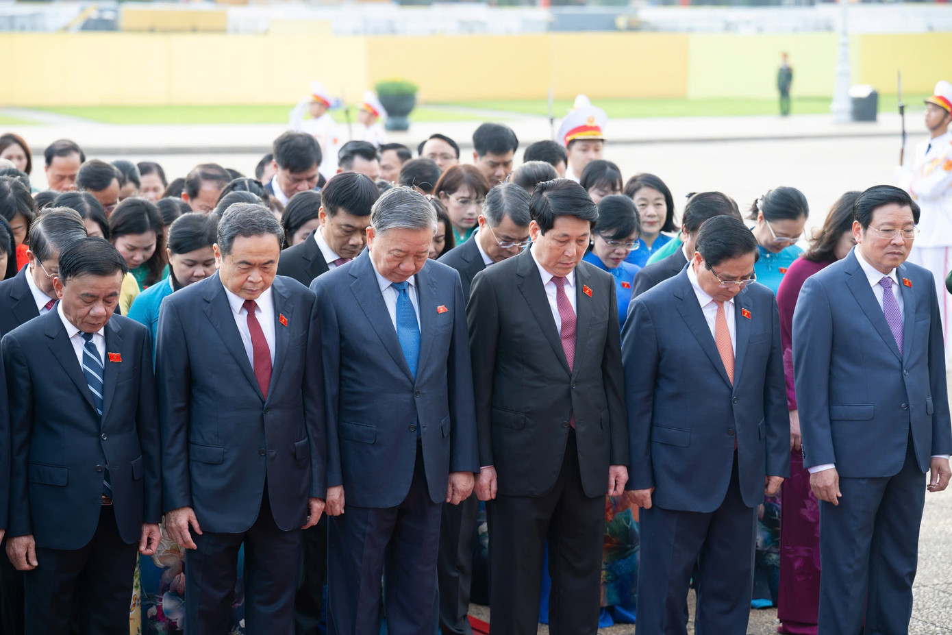 Các đồng chí lãnh đạo Đảng, Nhà nước, các đại biểu Quốc hội tưởng nhớ công lao to lớn của Chủ tịch Hồ Chí Minh. Ảnh: Quốc hội 2.jpg
