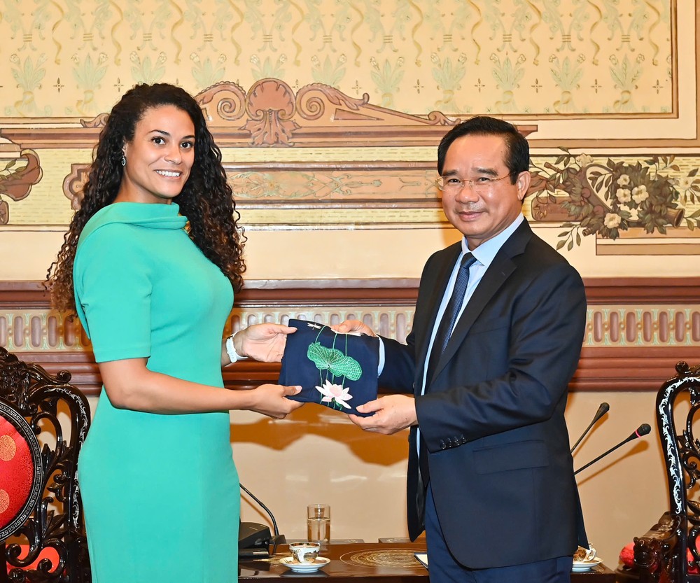 Tovarășul Nguyen Van Duoc i-a oferit un suvenir doamnei Raissa Marteaux. Foto: VIET DUNG z7137297912643_f860a5cfaa31fbdd33a500800b026acd.jpg