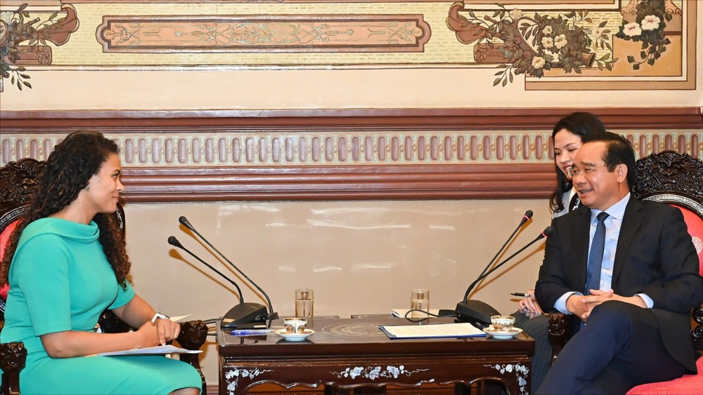 Tovarășa Nguyen Van Duoc, membră a Comitetului Central al Partidului, secretar adjunct al Comitetului de Partid al orașului, președinte al Comitetului Popular al orașului Ho Și Min, a primit-o pe dna Raissa Marteaux, consul general al Olandei în orașul Ho Și Min. Foto: VIET DUNG