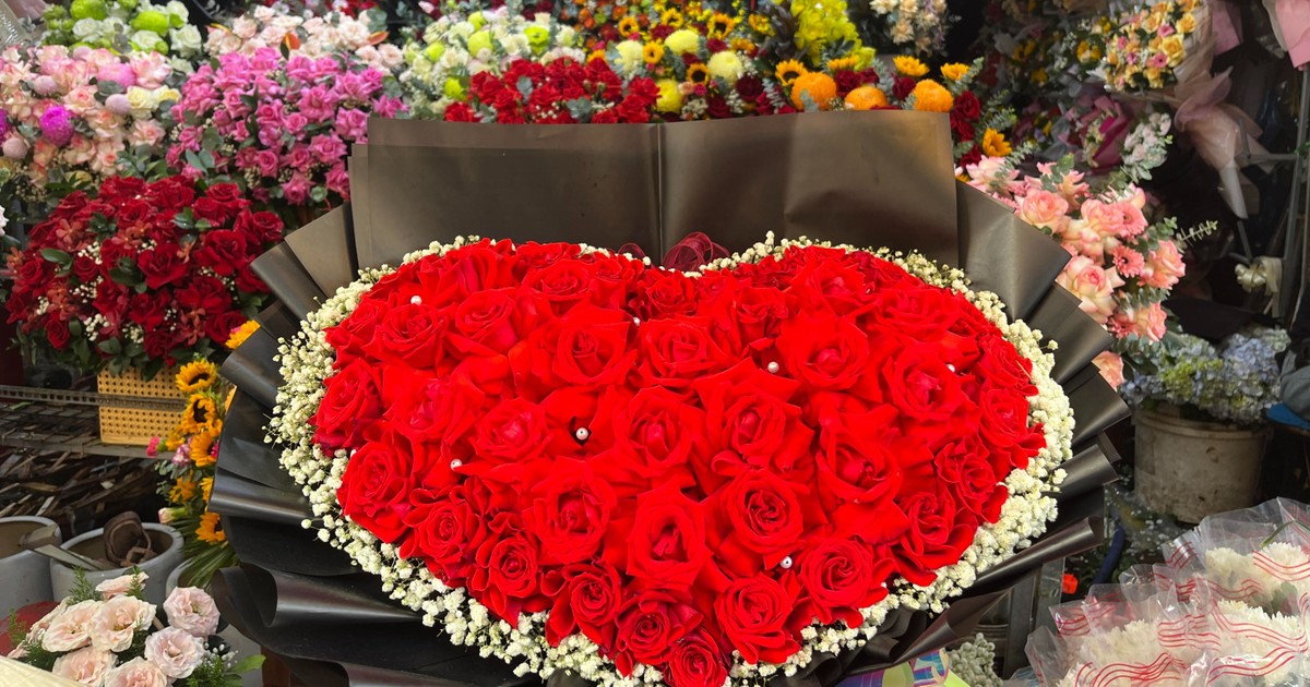 Thị trường hoa 20-10 tại TP.HCM: Giá hoa hồng tăng mạnh, xuất hiện loại mới lạ