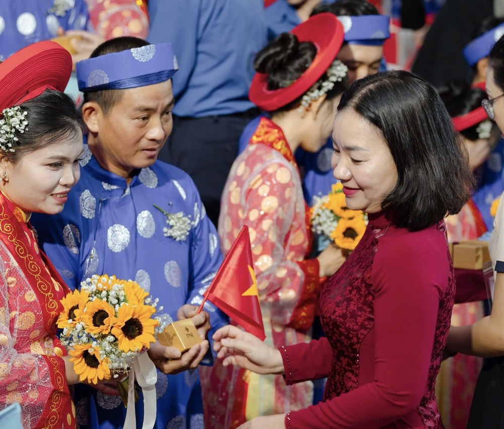 Bà Trương Thị Bích Hạnh, Phó Chủ tịch Thường trực Ủy ban MTTQ Việt Nam TP.HCM trao nhẫn đến các cặp đôi. Ảnh: HN 1fa46e6a80970dc95486.jpg