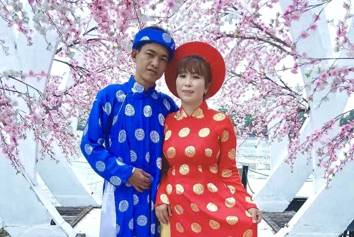 Chị Lan cùng anh Út chụp hình kỷ niệm. Ảnh: HN Lễ cưới tập thể.jpg