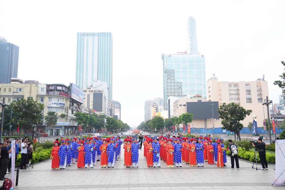 50 cặp đôi dâng hoa tại Công viên Tượng đài Chủ tịch Hồ Chí Minh. Ảnh: HN Lễ cưới tập thể (4).jpg