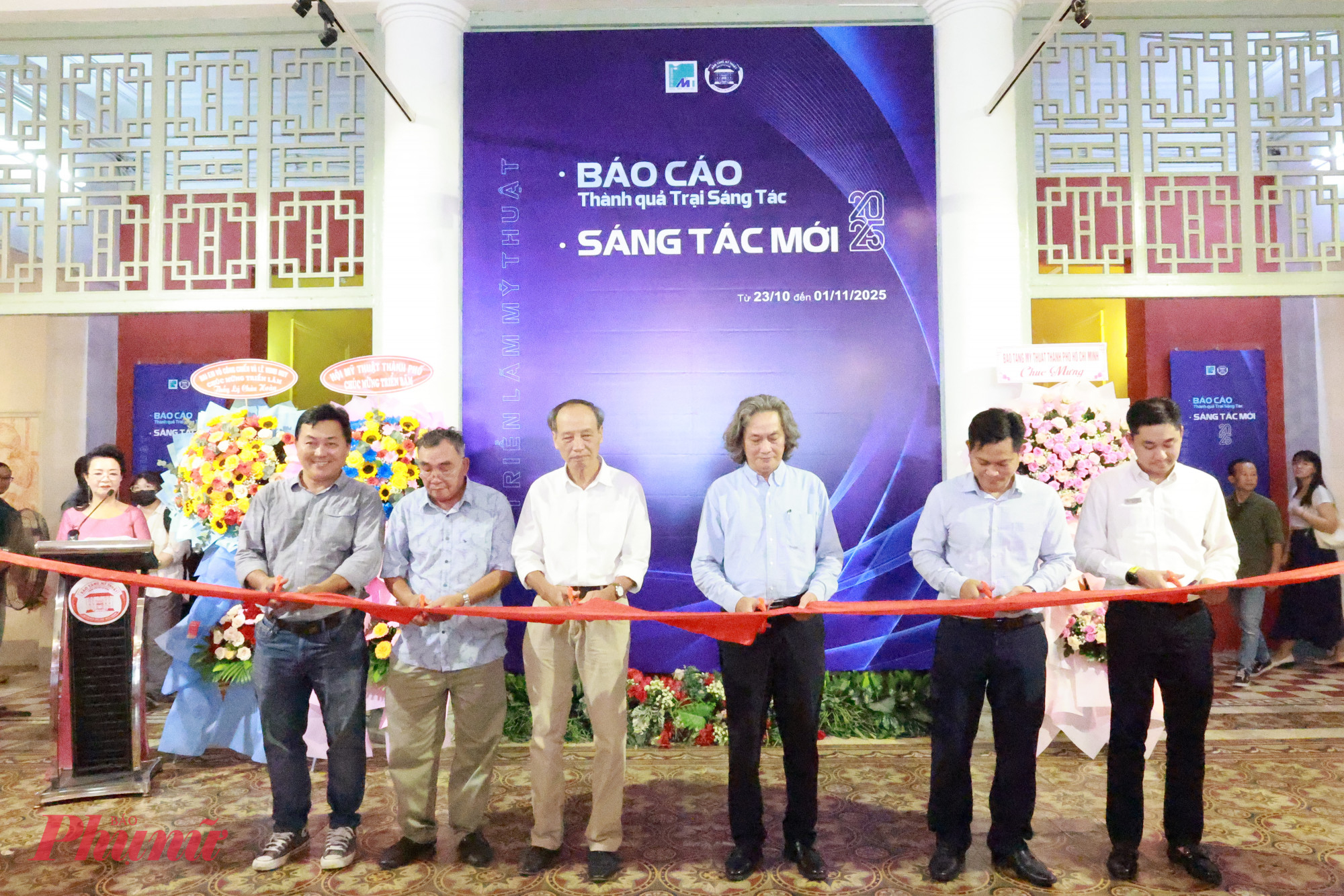 BTC cùng các vị khách quý cắt băng khai mạc triển lãm
