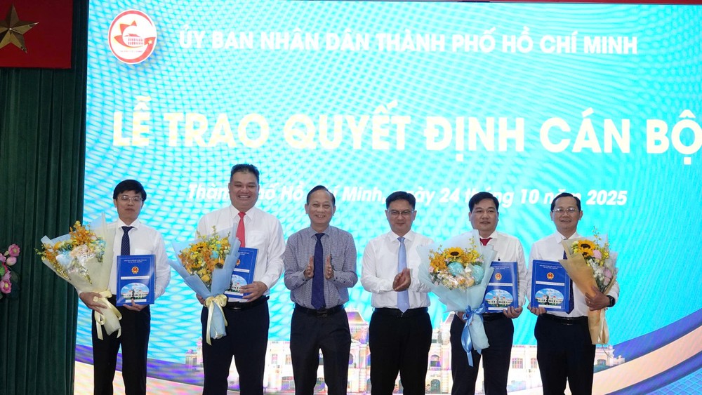 Les dirigeants de Hô Chi Minh-Ville présentent leurs décisions aux présidents et vice-présidents des comités populaires d'arrondissement et de commune. Photo : HA THU bo-nhiem-can-bo-1.jpg