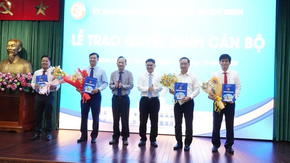 Les dirigeants de Hô Chi Minh-Ville rendent leurs décisions concernant la nomination et la mutation de fonctionnaires. Photo : HA THU bo-nhiem-can-bo-2.jpg