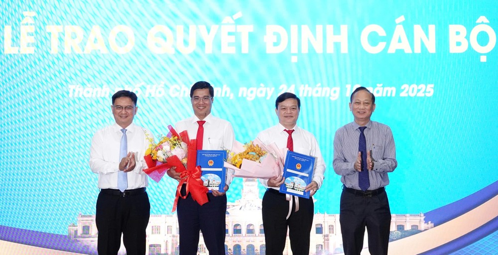 M. Bui Chi Tinh et M. Do Huu Chinh ont reçu la décision. Photo de : HA THU bo-nhiem-can-bo-3.jpg
