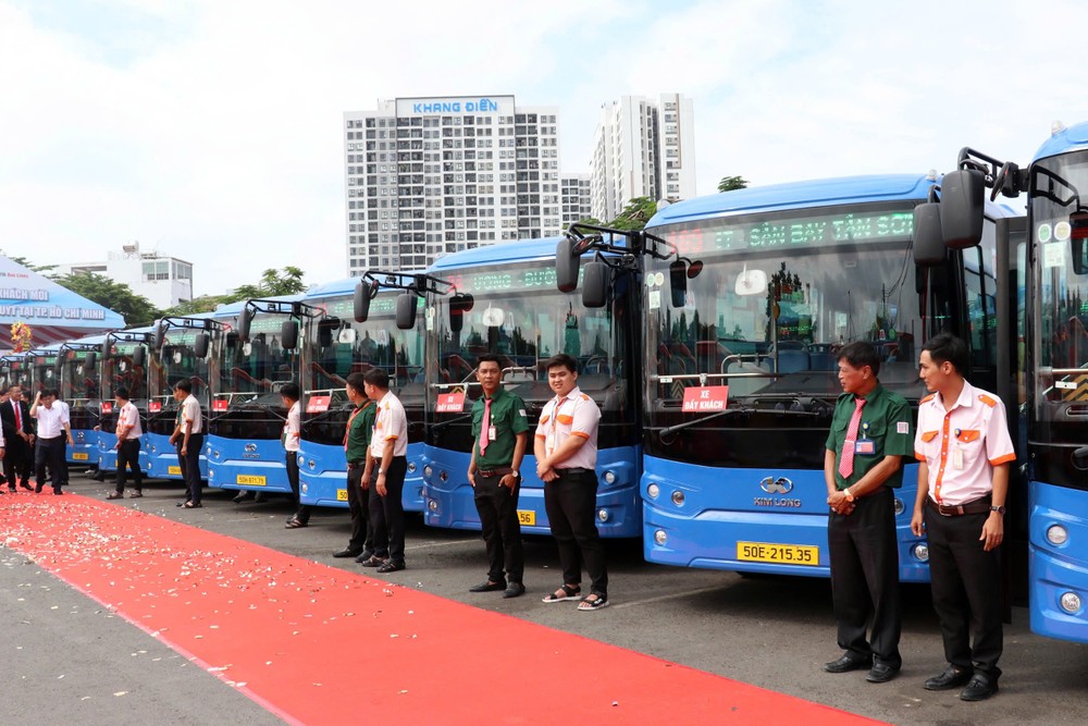 Tiếp tục đưa vào vận hành 443 xe buýt điện trên 35 tuyến