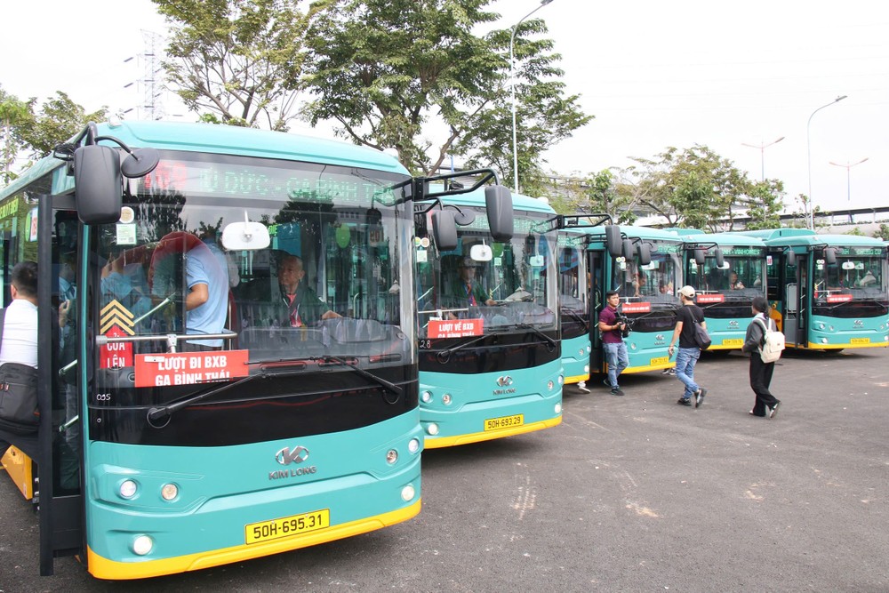 TPHCM đẩy nhanh chuyển đổi xanh từ xe buýt xăng sang xe buýt điện. Ảnh: QUỐC HÙNG Xebdien3.jpg
