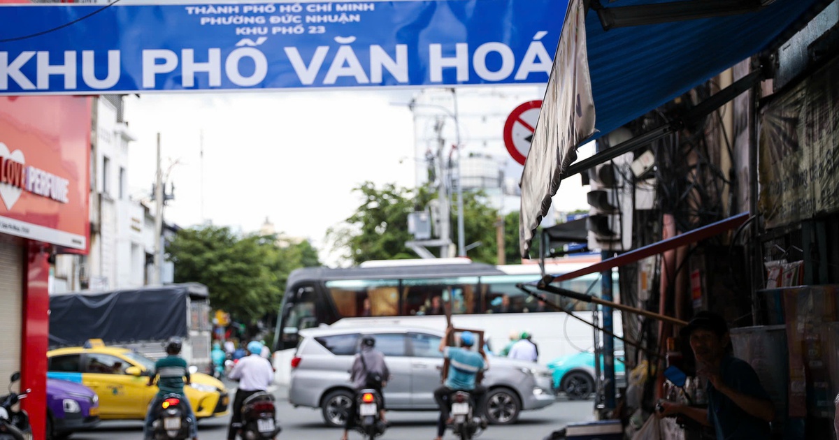 TP.HCM gấp rút xử lý biển báo 'núp lùm'