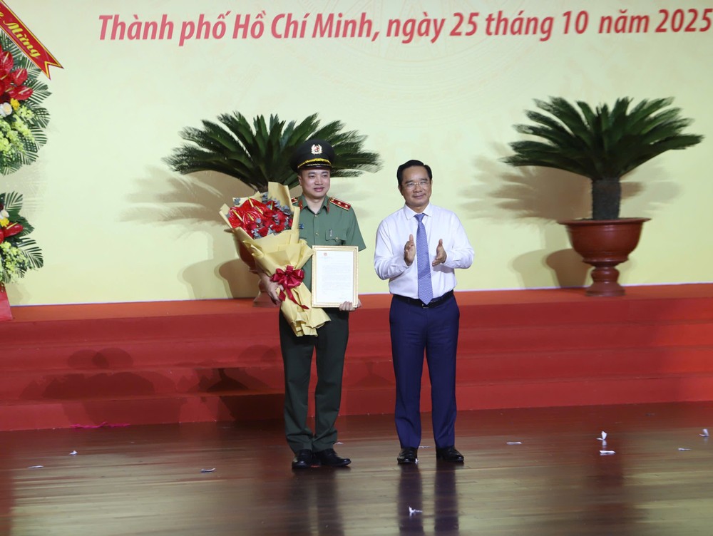 Chủ tịch UBND TP.HCM Nguyễn Văn Được trao Thư khen của Thủ tướng Chính phủ cho Công an TP.HCM. Ảnh: TRẦN LINH thi-dua-yeu-nuoc-15.jpg