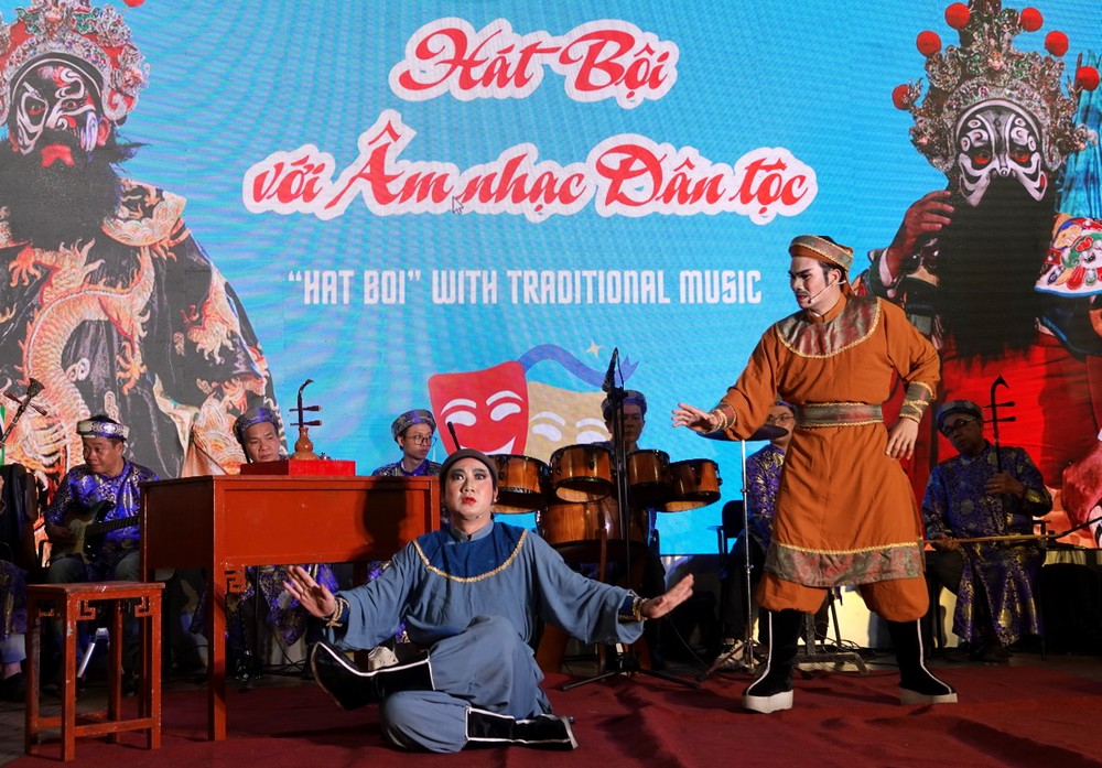Nghệ sĩ Bảo Châu (bên trái) và nghệ sĩ Thanh Bình trong trích đoạn