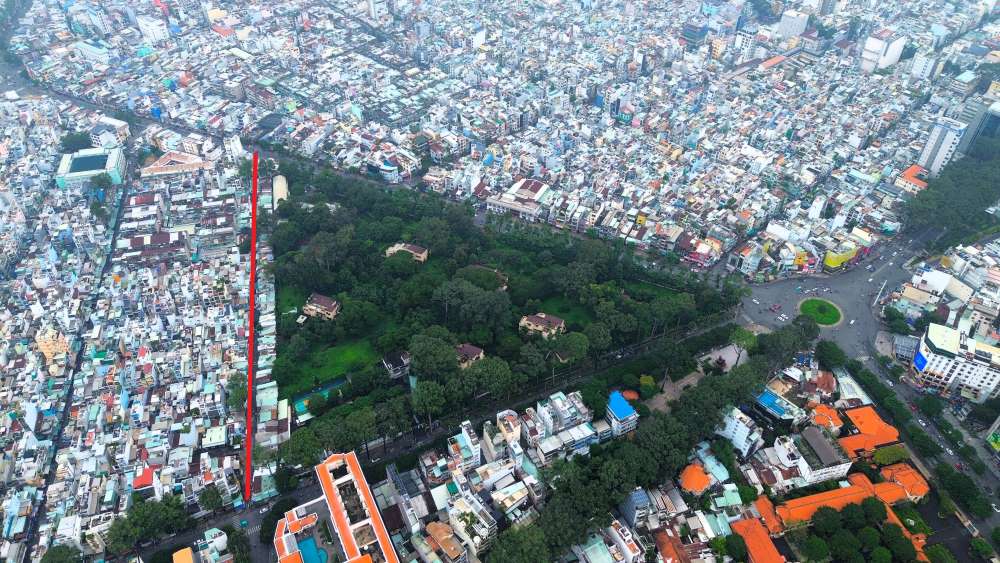 Đường Trần Bình Trọng nằm giữa hai trục lớn Lý Thái Tổ và Hùng Vương, cách ngã sáu Cộng Hòa chỉ vài trăm mét, là tuyến kết nối quan trọng trong khu trung tâm thành phố.