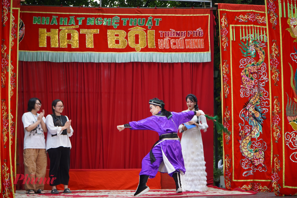 Khán giả trẻ hào hứng giao lưu, thử sức cùng nghệ sĩ Hát Bội trên sân khấu.