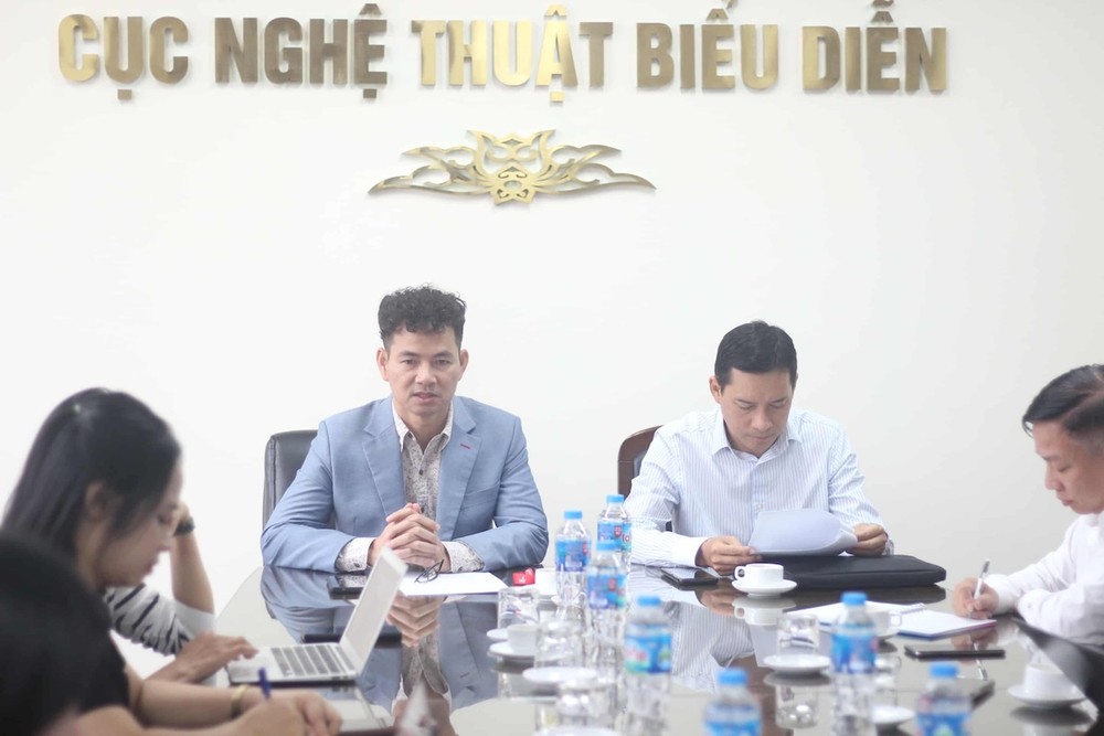 Directeur van de afdeling Podiumkunsten Nguyen Xuan Bac en directeur van de afdeling Radio, Televisie en Elektronische Informatie Le Quang Tu Do. Foto: VIET THINH. ca khúc