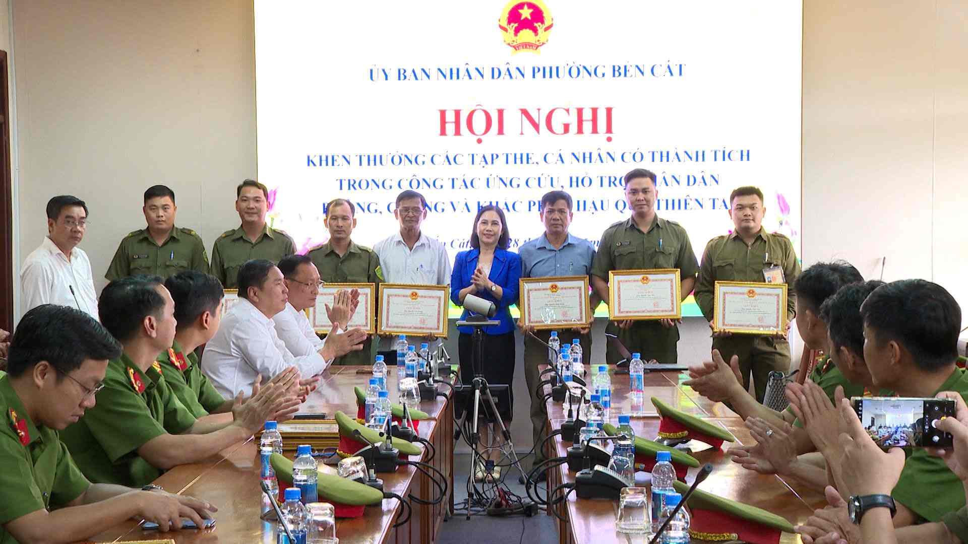 Bà Trần Thị Thảo - Chủ tịch UBND phường Bến Cát trao khen thưởng cho các cá nhân tập thể. Ảnh: Thu Nguyệt