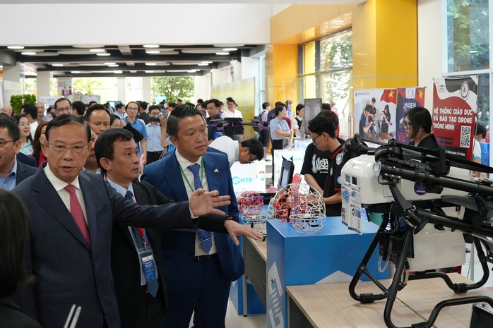 TP HCM tiên phong chuyển đổi kép - Ảnh 1. TP HCM tiên phong chuyển đổi kép - Ảnh 1.